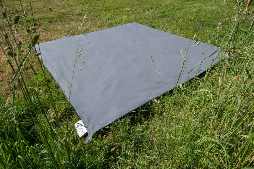 Zip Carpet gris foncé 01 Bent.webp